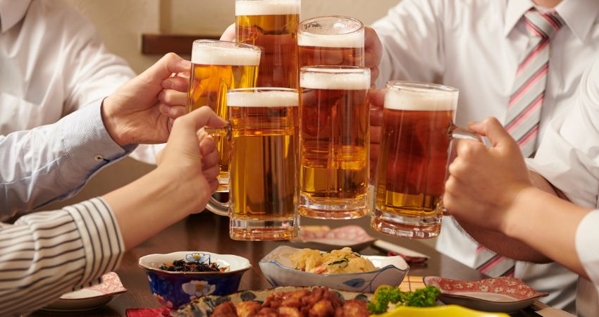 飲み会　ビールで乾杯