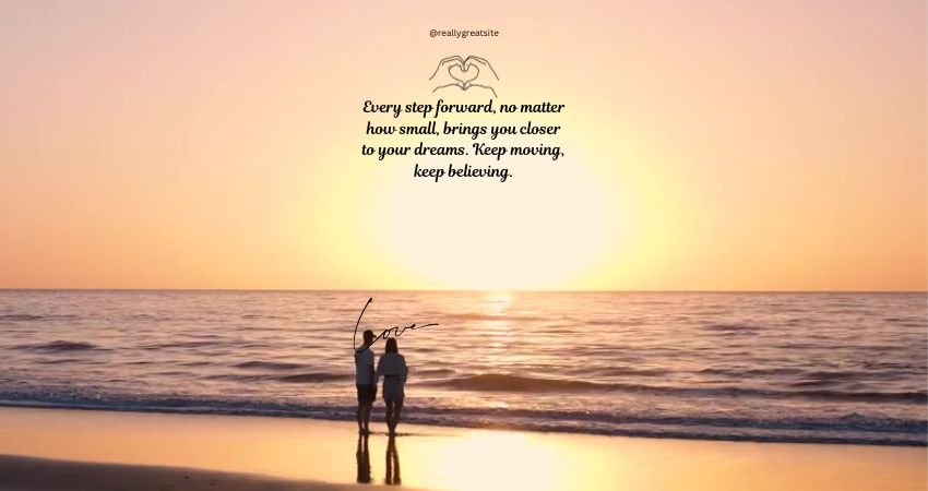 夕焼け空の海辺に恋人同士でいる様子