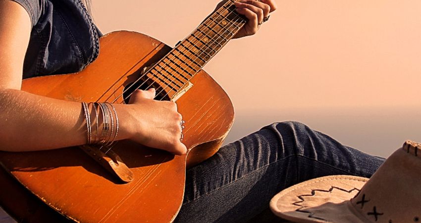 しっとりした雰囲気でギターを弾く人