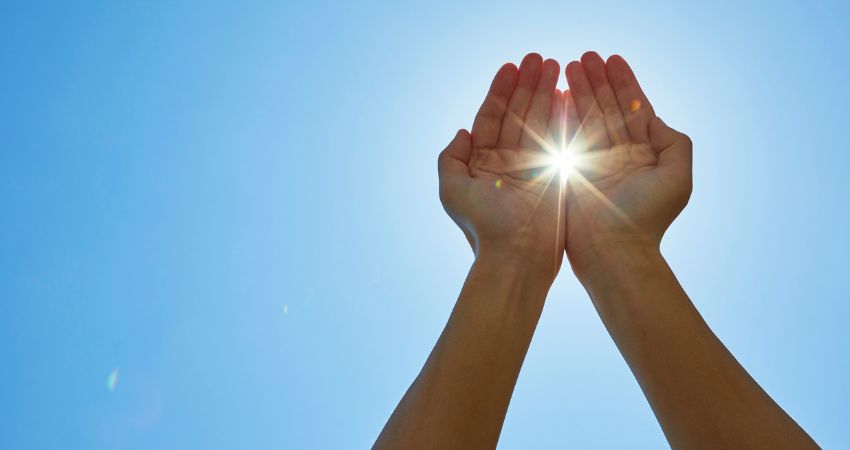 青空に向かって伸ばした手のひら