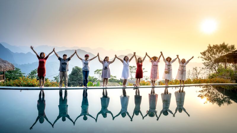 夕焼けで手を繋いでいる様子
青春