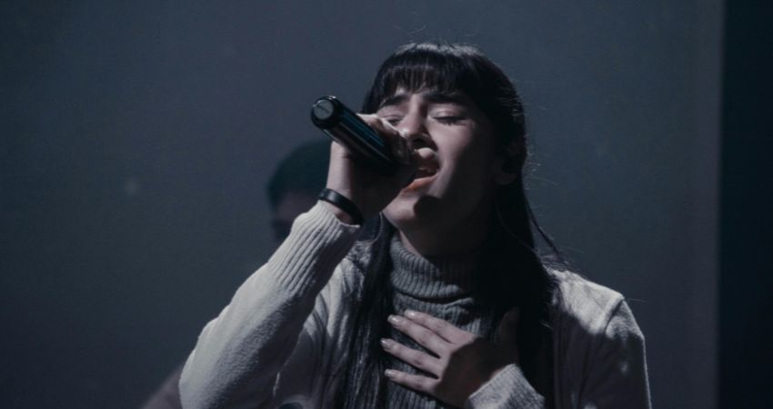 女性がしっとりと歌う姿