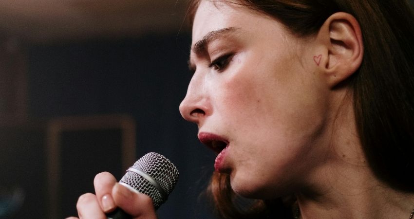 女性が安心して歌う姿