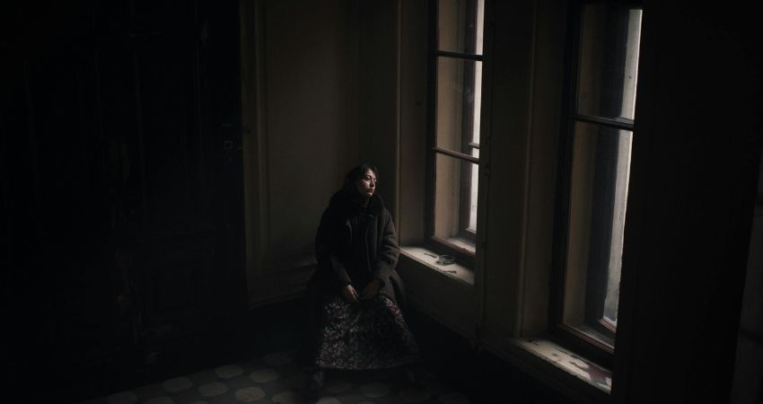 喪失感のなかでぼんやりとしている姿