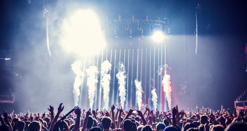 盛り上がっている会場の様子