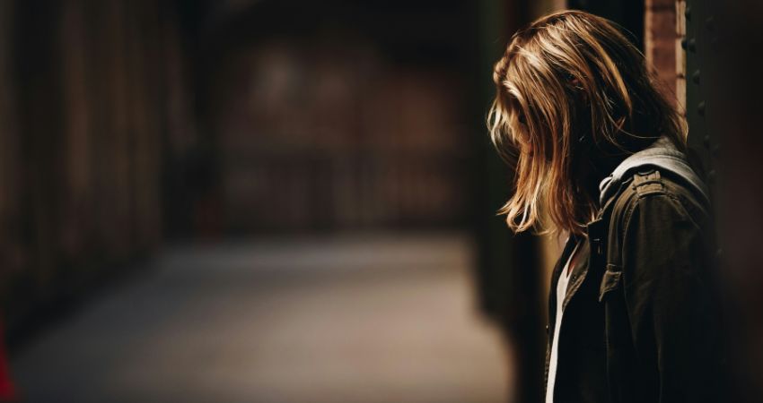 女性が終わった恋にうつむく姿
