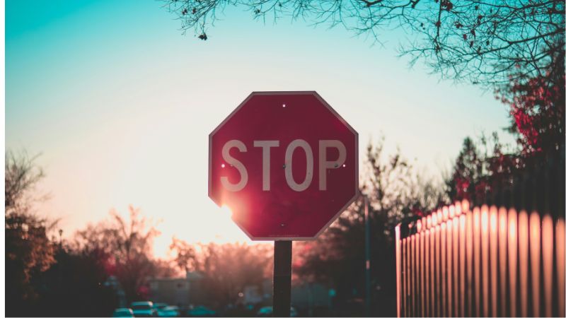 STOPと書いた標識のような景色