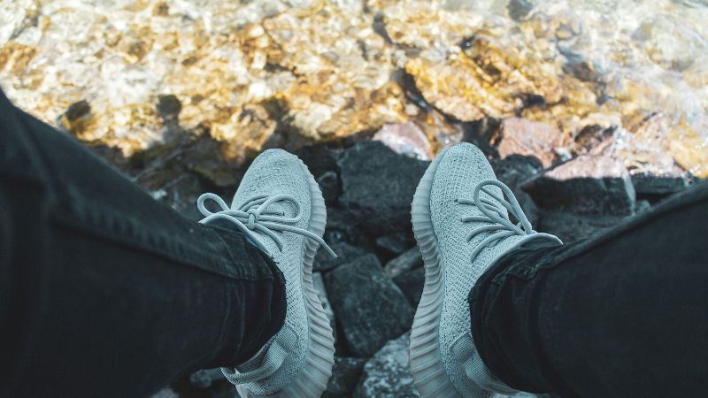 立ち止まる様子の画像