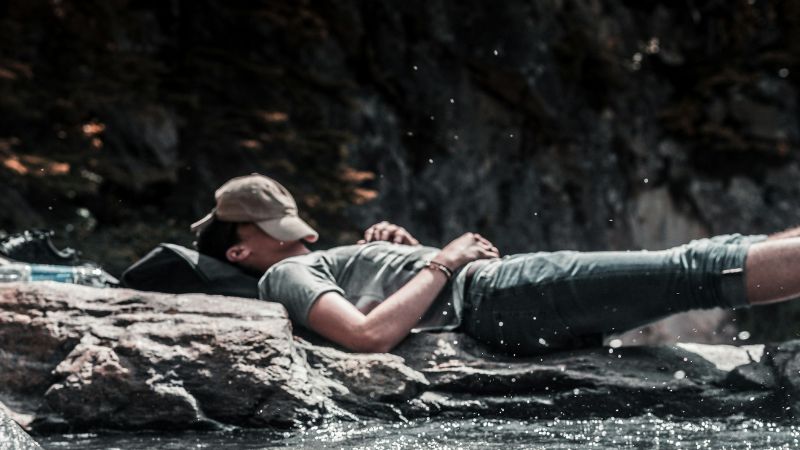 ゆっくり休む男性の様子